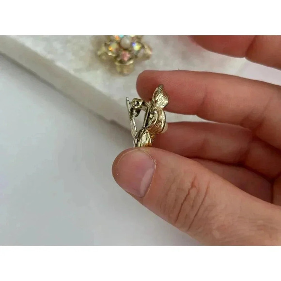 Vintage Gold Toned Floral Iridescent Stone Pearl Gemstone Stud Earrings - Picture 5 of 9